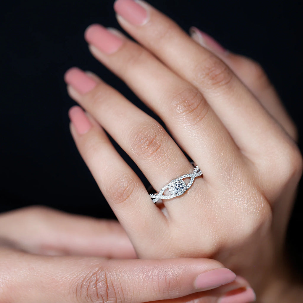 925 Sterling Silver Moissanite Solitaire Engagement Ring with Halo U61458