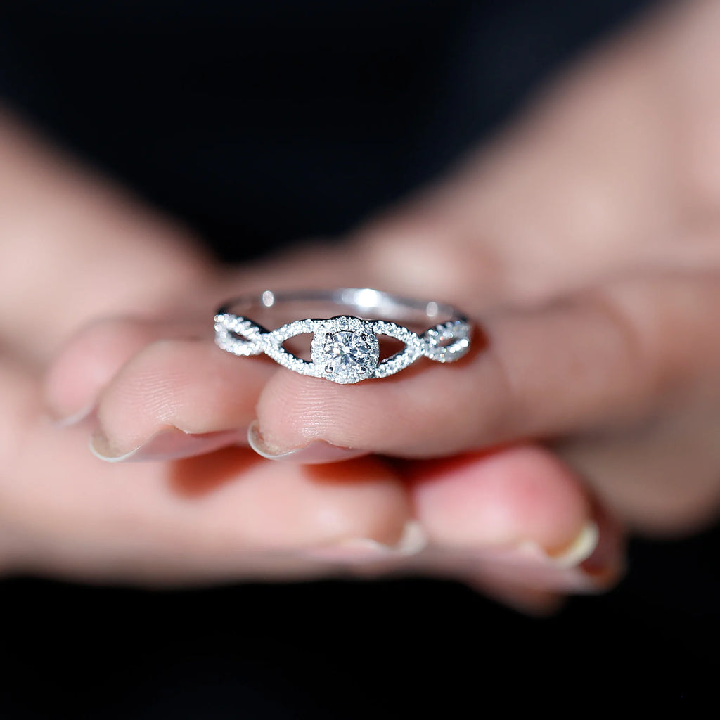925 Sterling Silver Moissanite Solitaire Engagement Ring with Halo U61458